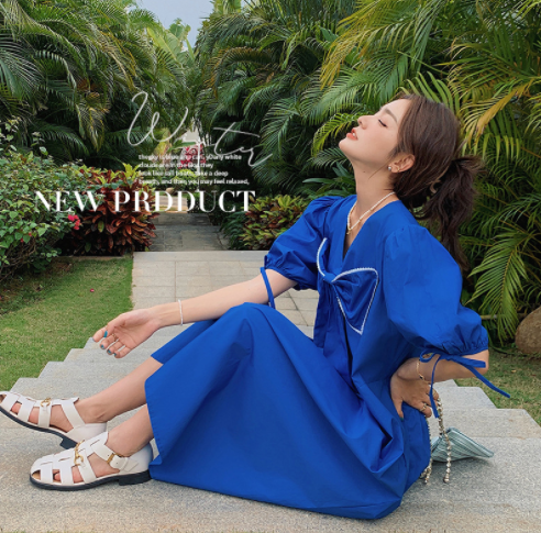 克莱因蓝V领连衣裙女2023年夏季新款洋气减龄收腰显瘦泡泡袖